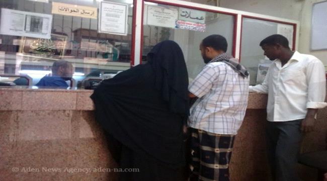 سطو مسلح يستهدف محل صرافة بعدن