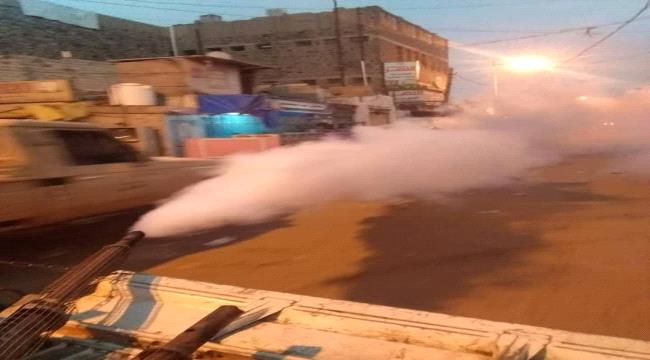 قوات الحزام الأمني والسلطة المحلية تواصلا عملية الرش الضبابي في أحياء مديرية الشيخ عثمان
