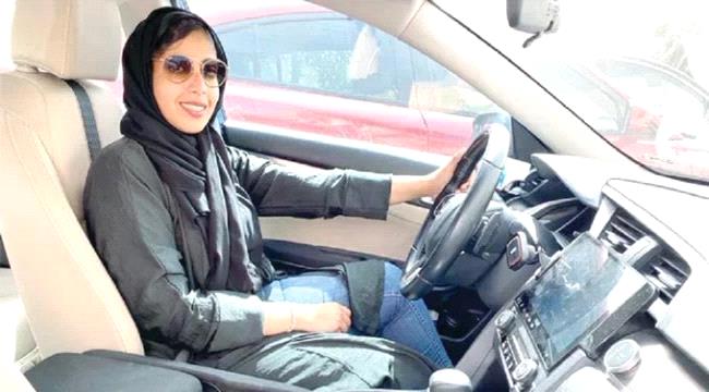 سائقة "تاكسي" سعودية تسيء لشرطي مرور.. ومغردون يطالبون بالقبض عليها 