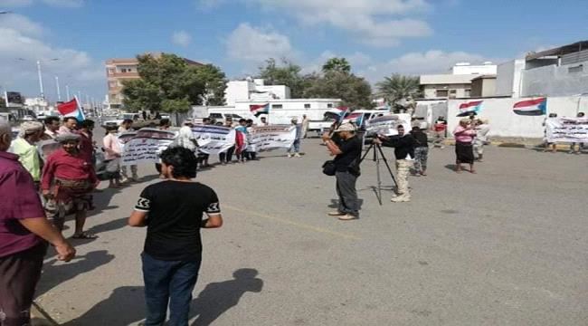 يحدث الان : وقفة احتجاجية امام مطار عدن تطالب بوقف الرحلات الجوية الى المطار