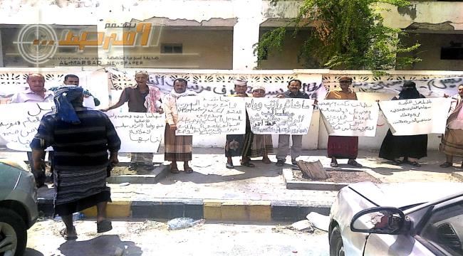 منتسبو الداخلية ينفذون وقفة احتجاجية للمطالبة بمرتباتهم امام مبنى البنك بعدن