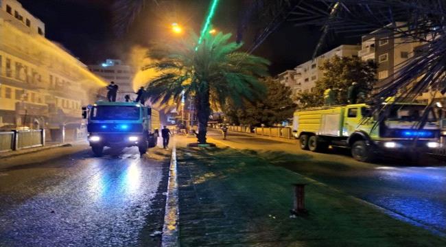 بإشراف مباشر من مدير عام المعلا... عربات الأطفاء التابعة للدفاع المدني تبدأ حملة رش المعقمات بالمديرية