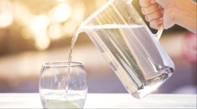 اضرار قلة شرب الماء عديدة منها قلة التركيز وسوء المزاج