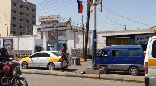 قوات الحزام الأمني بالقطاع الثامن تباشر مهام حماية وتأمين مبنى السلطة المحلية بالشيخ عثمان
