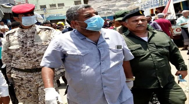 المشبق والعلواني ينفذا تطبيق قرار إغلاق سوق القات بمديرية المعلا