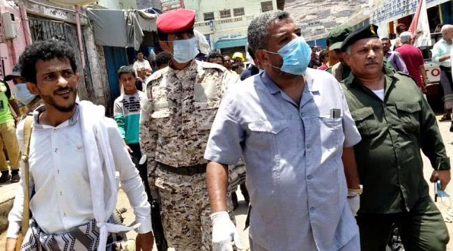 مدير عام مديرية المعلا يشرف على تطبيق قرار إغلاق سوق القات بالمديرية 