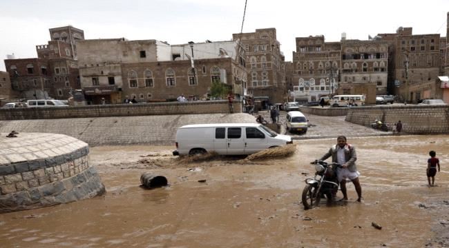 السيول تجتاح صنعاء وتخلّف خسائر كبيرة