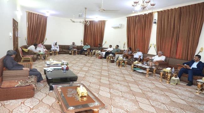 محافظ حضرموت يعقد اجتماعا لمناقشة توجيهات نائب رئيس الوزراء الخاصة بعودة العالقين اليمنين من الخارج