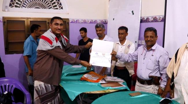 الوحدة التنفيذية بأبين تكرم عامليها وبعض نشطاء المجتمع