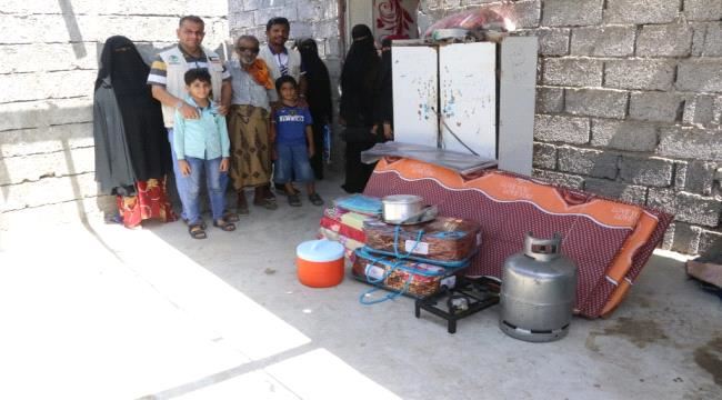 مؤسسة " التواصل " للتنمية الإنسانية تقدم مساعدة إيوائية لأسرة معدمه في أبين