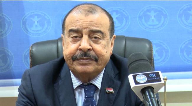 بن بريك يُعزي في رحيل الشخصية الوطنية والقانونية المحامي محمد محمود النواصري