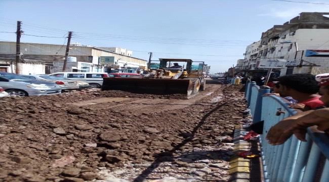صندوق الطرق ينفذ تدخلات عاجلة لازالة مخلفات الأمطار والسيول بعدد من المديريات في عدن