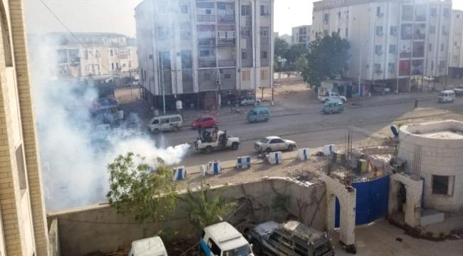 حزام الشيخ عثمان ينفذ حملة الرش الضبابي في شوارع المديرية ويقوم بشفط مياه الأمطار