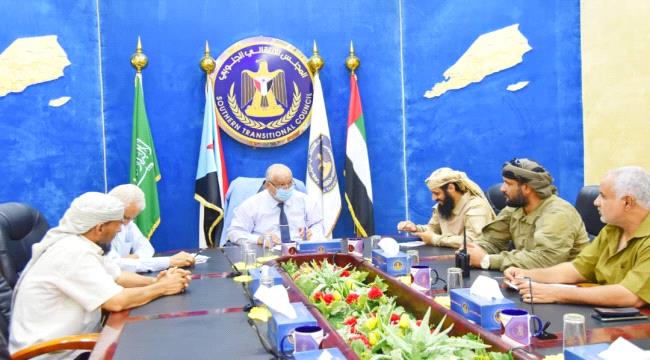 الوالي يبحث مع الوكيل المفلحي الحلول العاجلة للاشكاليات التي تواجه قطاع الخدمات بالعاصمة عدن