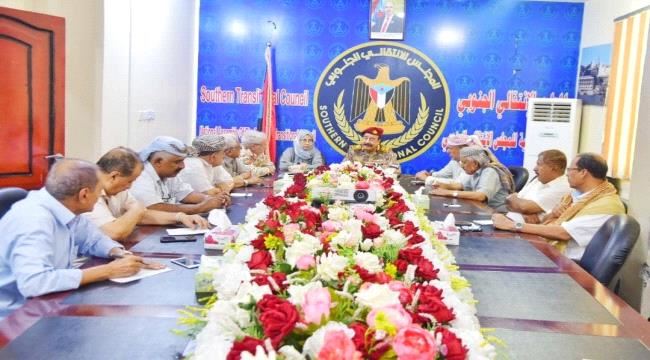 اللواء بن بريك يلتقي بعدد من وزراء الدفاع السابقين وأعضاء بالهيئة العسكرية الجنوبية
