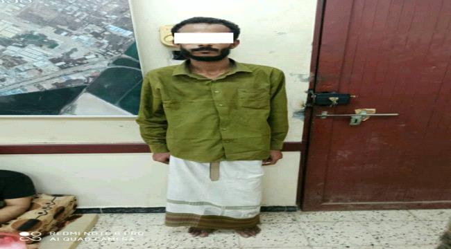 قوات الحزام الأمني تلقي القبض على متهم قام بإطلاق النار على أحد الجنود وإصابة طفل اخر في عدن