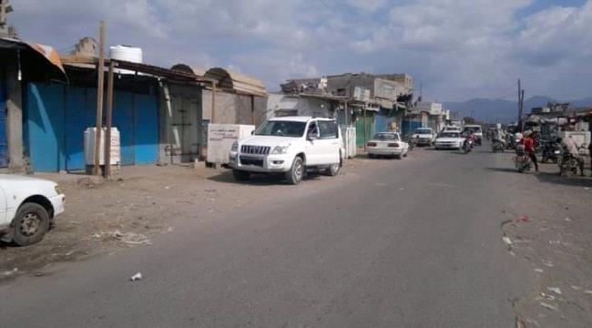 اضراب واغلاق لكافة المحال التجارية بشقرة عقب تعرض محل تجاري لاطلاق نار من قبل طقم تابع لمليشيات الاخوان