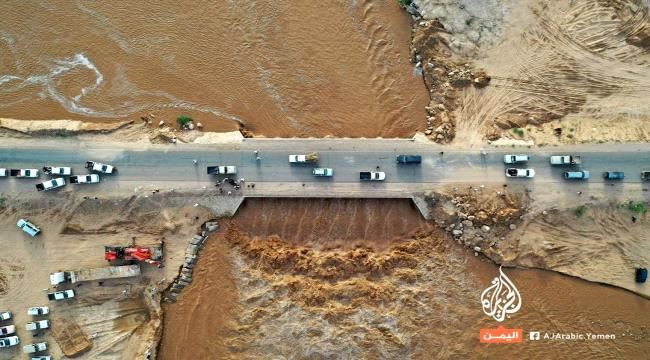 السيول تتسبب بفيضانات في مارب وانقطاع الطريق بين المحافظة وحضرموت