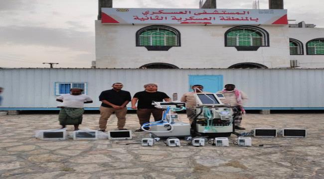 تنفيذا لتوجيهات المحافظ البحسني..المستشفى العسكري بالمنطقة العسكرية الثانية يقدم أجهزة تنفس صناعي ومونيترات لمستشفى الفقيد الدكتور رياض الجريري