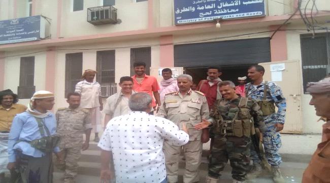 لحج : المحافظ يقوم بزيارة تفقدية لمرافق العمل والانتاج في الحوطة