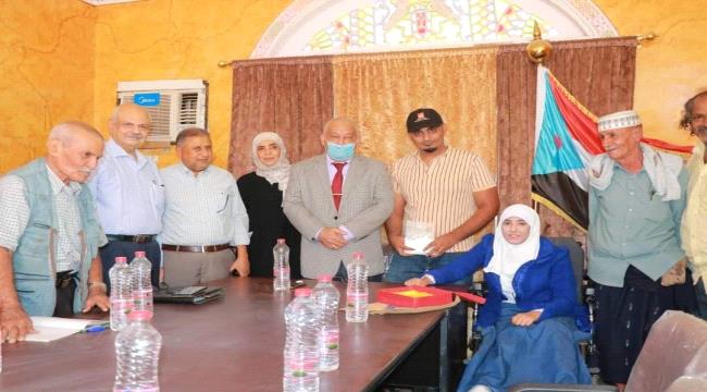 الانتقالي  يكرم شاب عدني بدرع الإنسانية