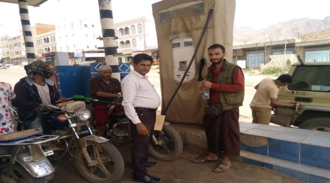 الضالع : مدير عام مكتب النفط  يقوم بجولة استطلاعية لعدد من محطات بيع المشتقات النفطية