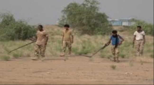 القوات المشتركة تفكك حقل ألغام زرعه الحوثيين شرق مدينة الحديدة 