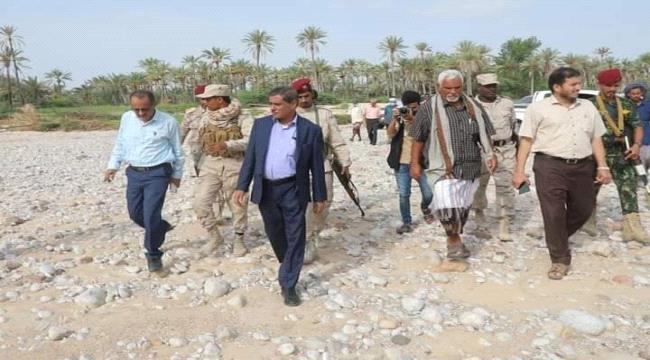 محافظ حضرموت يقوم بزيارة لمنطقة "جزول" بمديرية حجر ويوجه بسرعة إصلاح وصيانة خطوط المياه