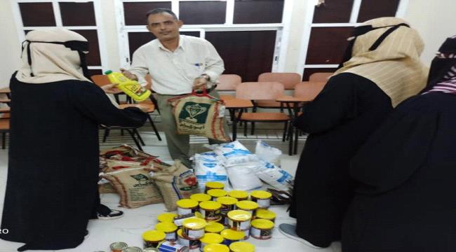 للتخفيف من التردي  المعيشي..مؤسسة الطلاب المتفوقين بعدن توزع سلال غذائية على الأسر المتعففة