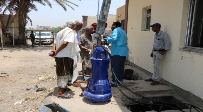 عدن : محلي الشيخ عثمان يتفقد اعمال الصيانة لمضخة الممدارة 