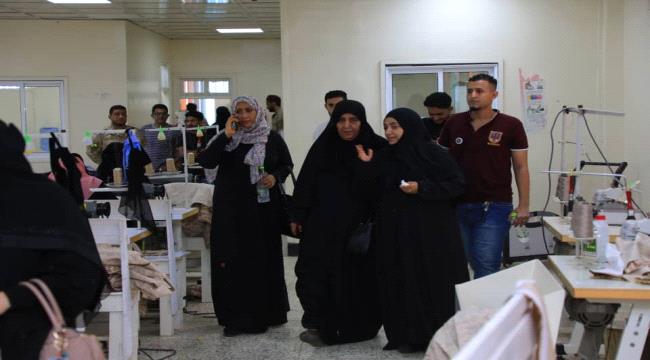 دائرتا المرأة والطفل وحقوق الإنسان في الانتقالي تتفقدان سير العمل في معمل الخياطة التابع لإدارة الامداد والتموين العسكري