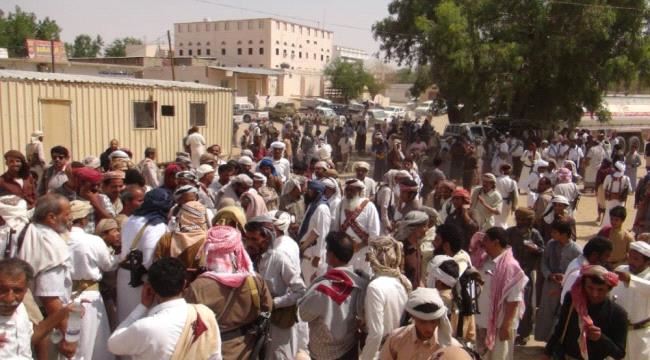 وقفة احتجاجية حاشدة في عسيلان ترفض قرار محافظ شبوة التعسفي بحق مدير عام المديرية  