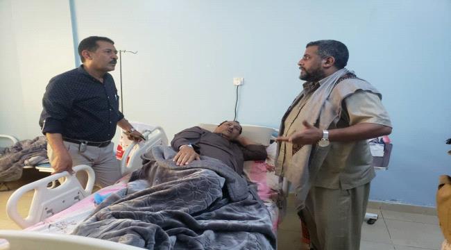 المشبق يطمئن على صحة الشيخ صالح عاطف الشرفي