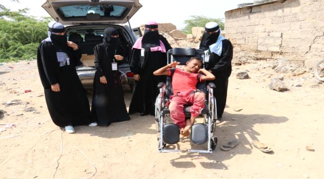 في بادرة إنسانية لطيفة..مبادرة " سواعد الخير " تقدم كرسي متحرك لأحد المعاقين بأبين