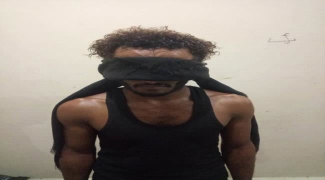 قوة تابعة لشرطة البساتين تلقي القبض على متهمين بجريمة قتل في العاصمة عدن