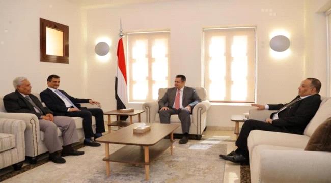 محافظ عدن يُطلع رئيس الوزراء حول تحديات الوضع الراهن والمتطلبات الضرورية ذات الاولوية في الجوانب الخدمية