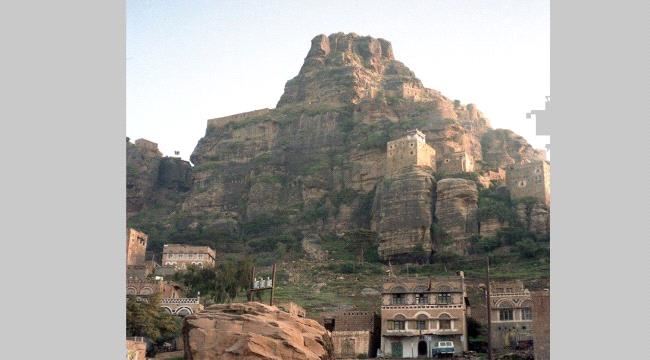 صخور تهدد مساكن اهالي الطويلة بالمحويت