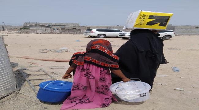 جمعية الساحل التنموية بعمران عدن توزع أدوات النظافة والإصحاح البيئي  ل 800 أسرة 