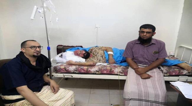 وفد من صندوق المرضى يزور المريض محمد حسين المشهد بمستشفى حويلات بالعاصمة عدن