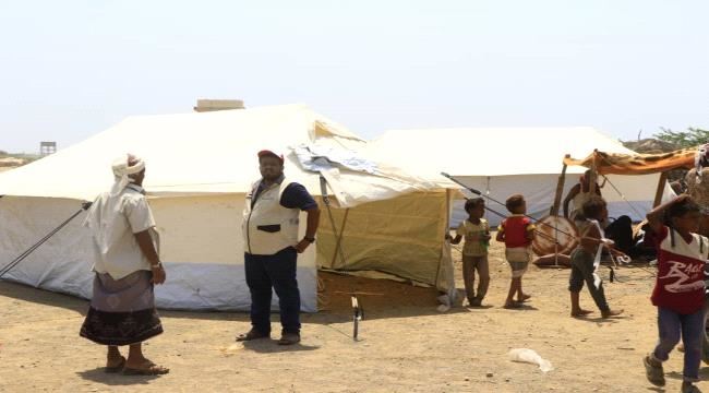الهلال الاحمر الإماراتي و مكتب حقوق الإنسان  يتفقدون النازحين بالخوخة و يقدموا مساعدات طارئة للنازحين الجدد