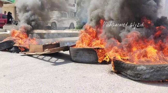 قطع طرقات وإحراق إطارات بالمكلا احتجاجا على تردي  الكهرباء