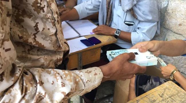جنود بشبوة يشكون من استقطاعات تطالب مرتباتهم