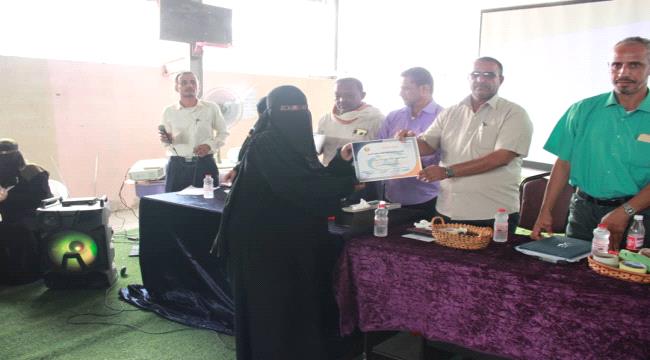 مدير مكتب تربية لحج.. يوجه بعدم زيادة الرسوم ويحضر اختتام دورات تدريبية بمدرسة الرباط الأهلية