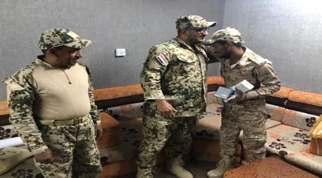 طارق صالح يكرم احد جنود الساحل الغربي..لماذا؟