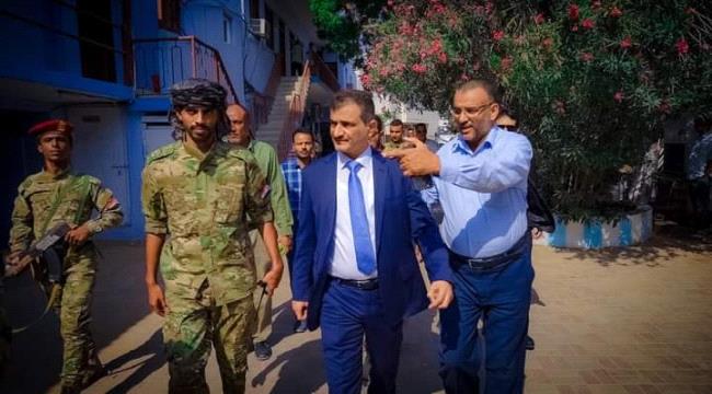 عدن .. المحافظ يزور مؤسسة المياه والصرف الصحي ويطلع على أوضاعها