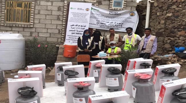 مؤسسة التضامن للتنمية توزع مواقد طهي لـ 250 أسرة فقيرة بمسيمير لحج