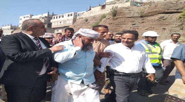 نائب محافظ لحج "الصلاحي" يفتتح العمل في مشروع طريق الحبيلين العسكرية 