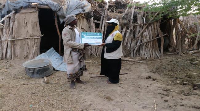 إستهدفت ( 300 ) أسرة فقيرة..مبادرة " سواعد الخير " للأعمال الإنسانية والإغاثية بأبين توزع التمور للفقراء في القرى النائية