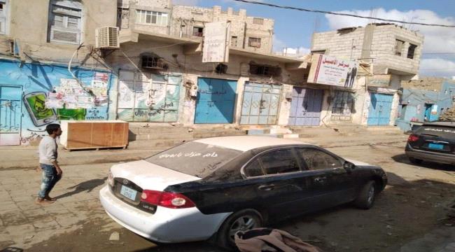 المحال التجارية بلحج تغلق أبوابها احتجاجا على إنهيار العملة 