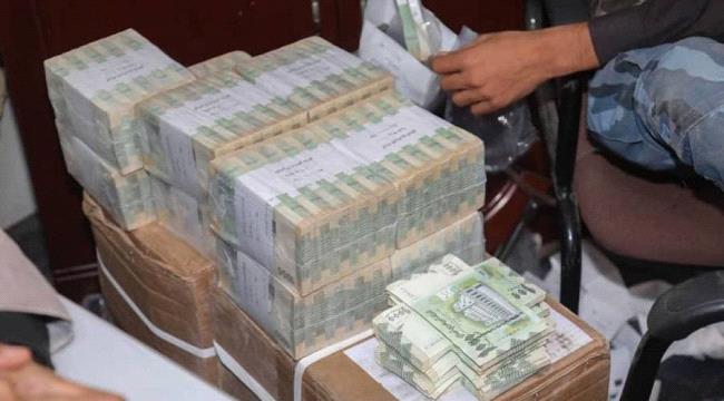 محلل سياسي يكشف عن الحلول لوقف الانهيار الاقتصادي في المناطق المحررة